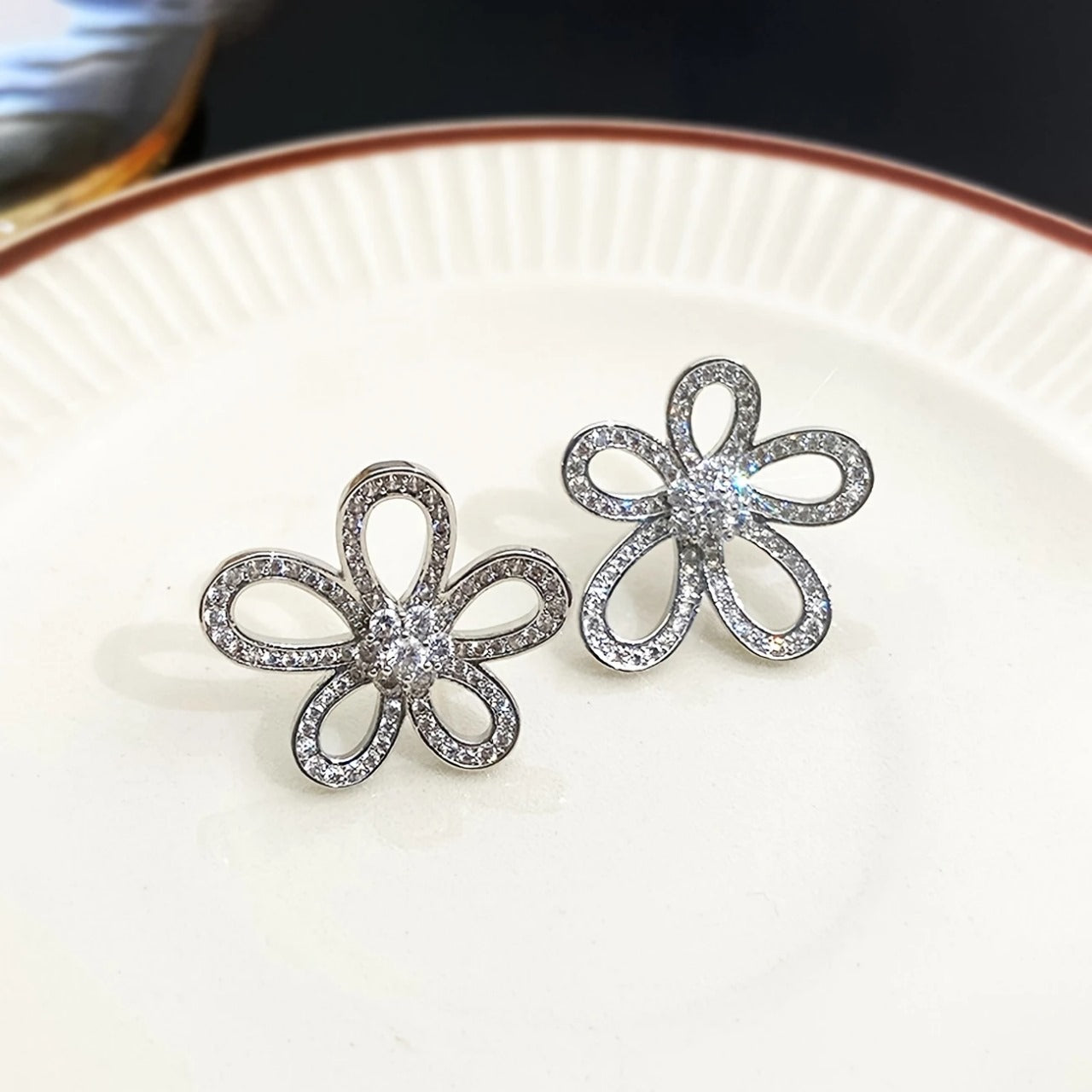 Pair Vintage Style Hollow Sunflower Earrings, Fashionable Light Luxury Rhinestone