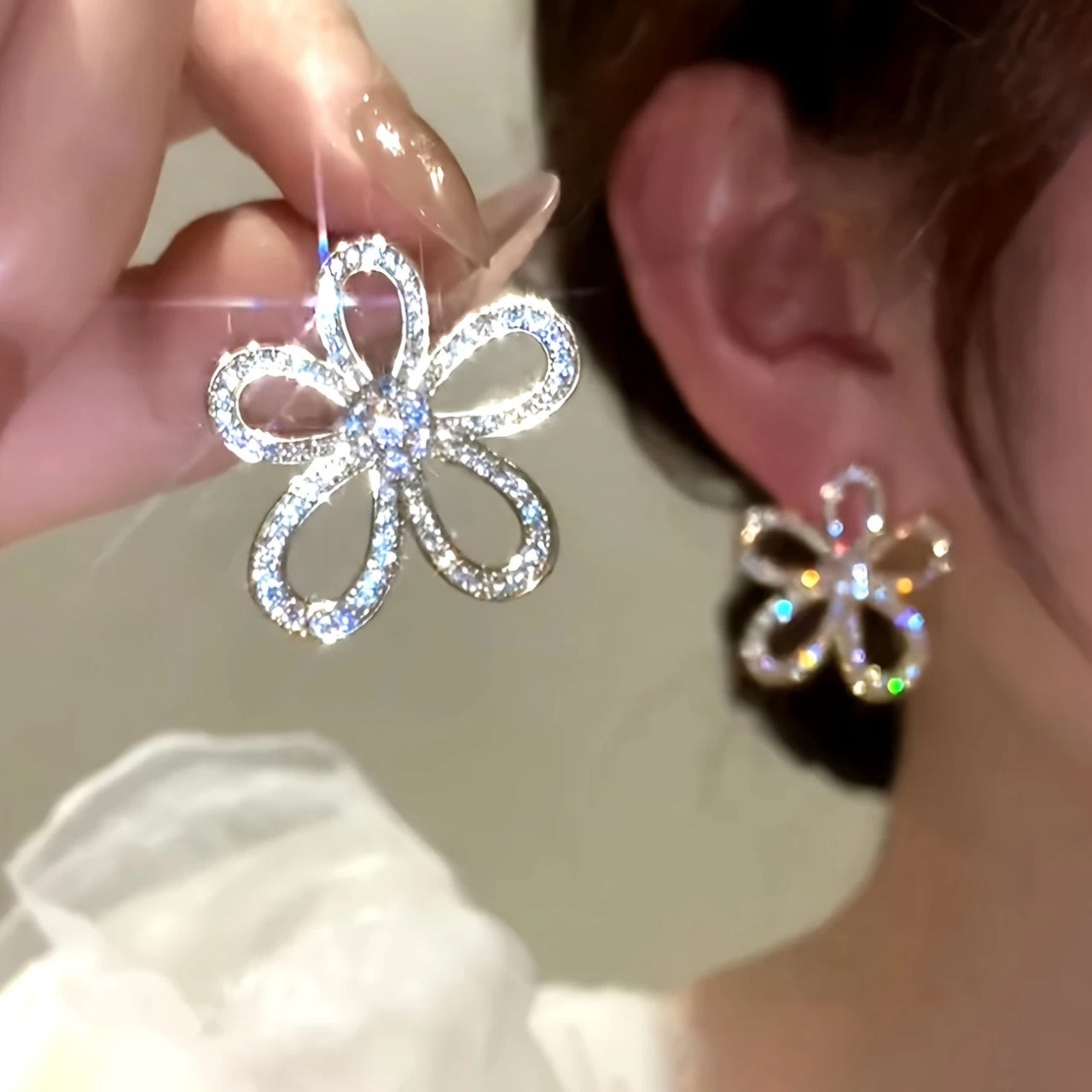 Pair Vintage Style Hollow Sunflower Earrings, Fashionable Light Luxury Rhinestone