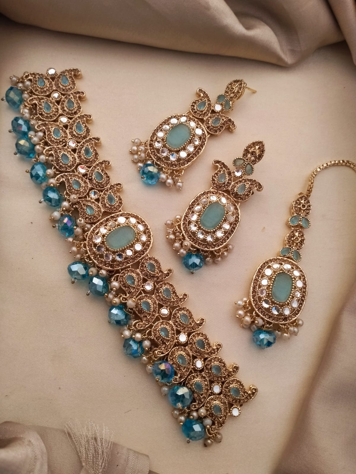 Elegant Choker Necklace with Earrings & Tika