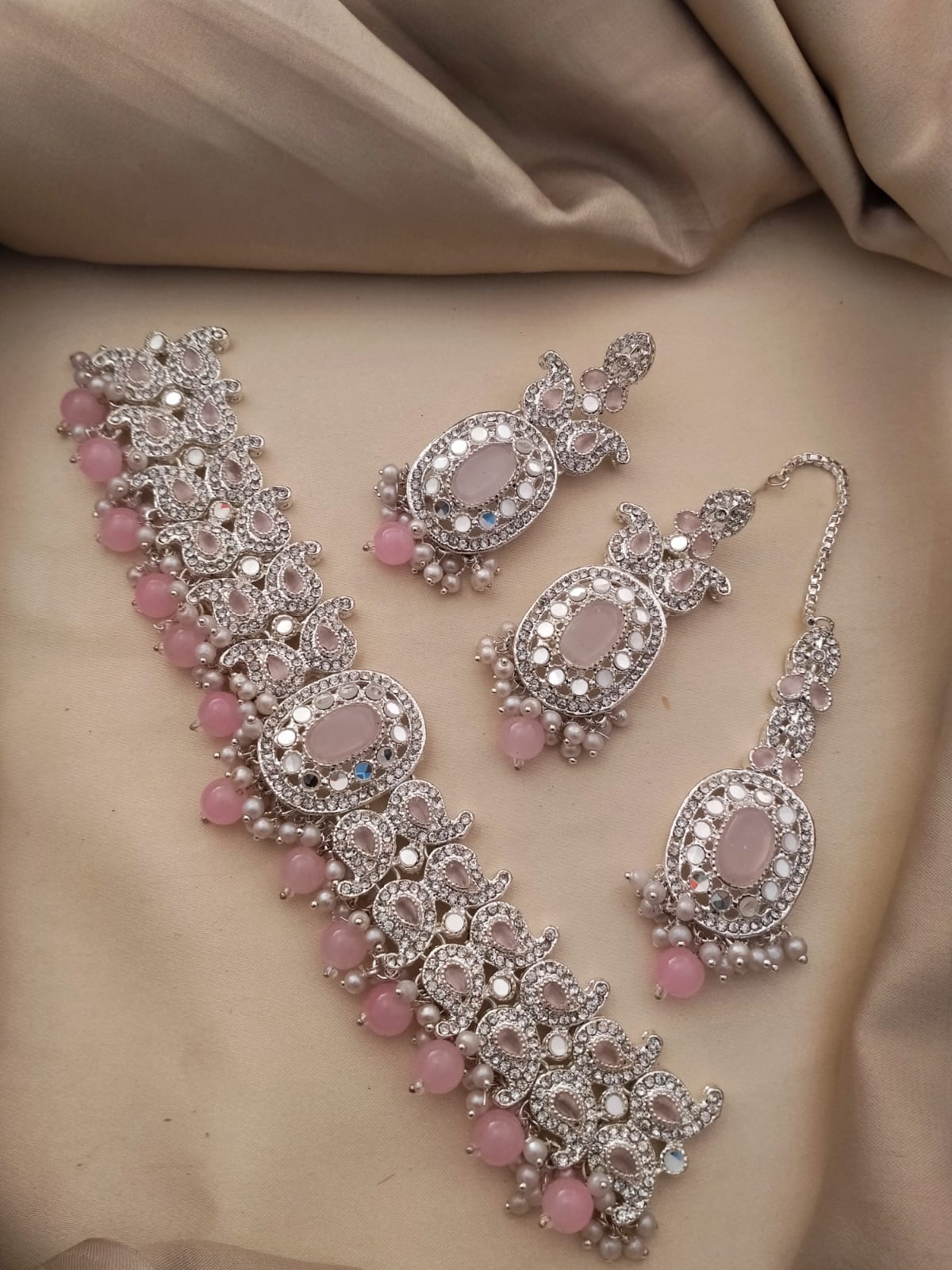 Elegant Choker Necklace with Earrings & Tika