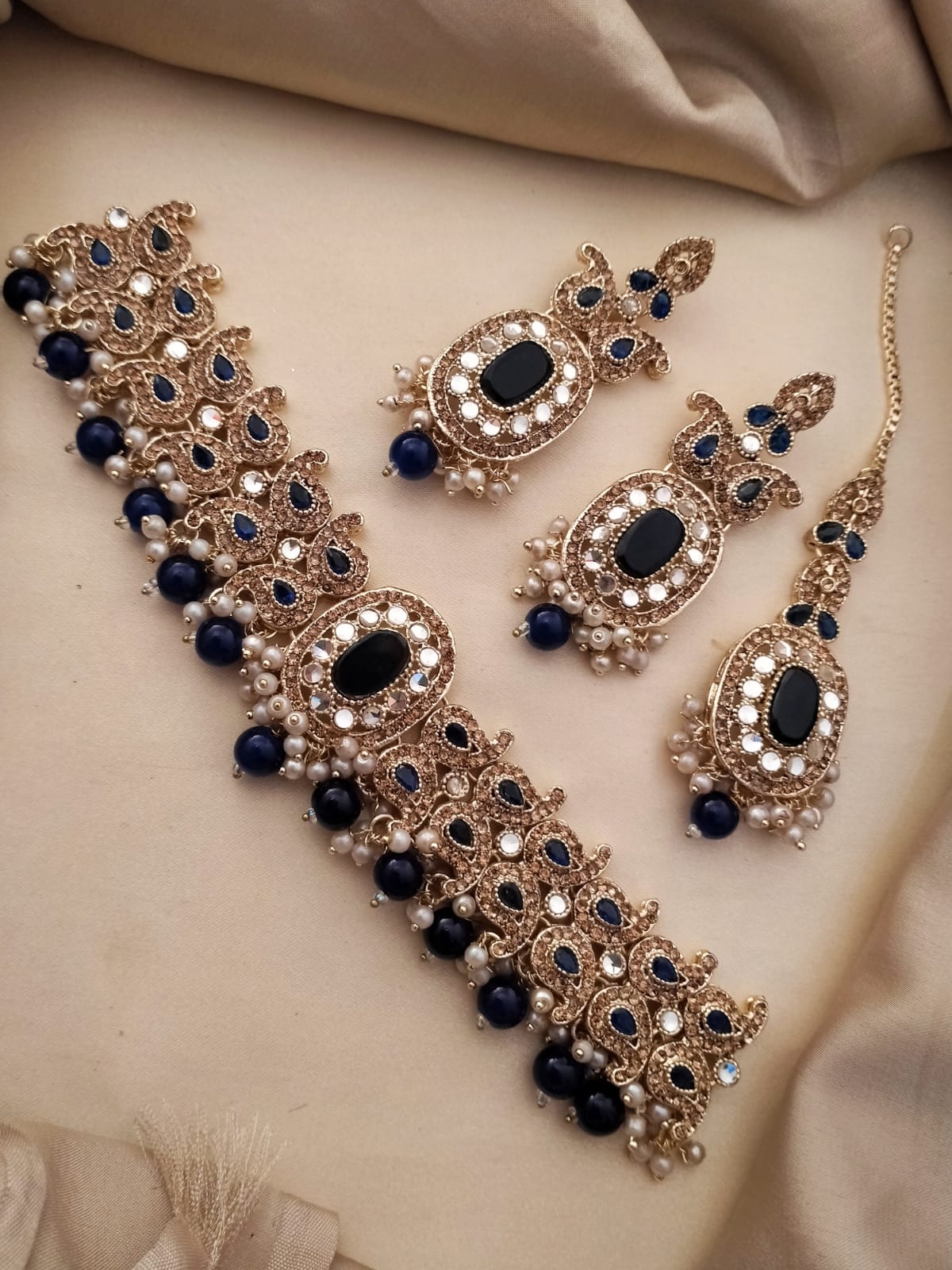 Elegant Choker Necklace with Earrings & Tika