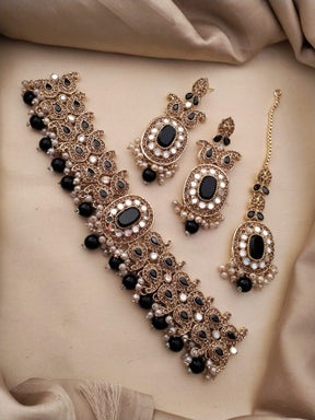 Elegant Choker Necklace with Earrings & Tika